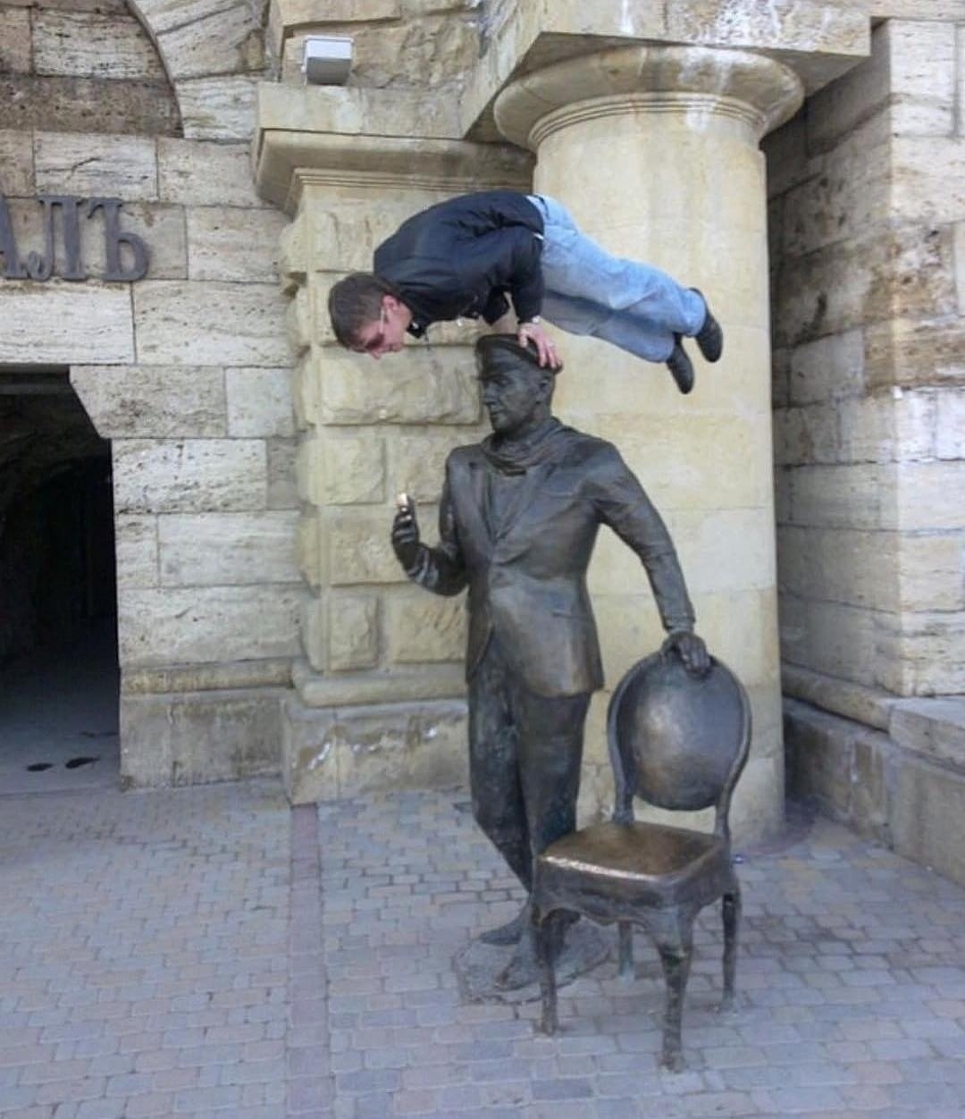 Провал скульптура Остапа Бендера