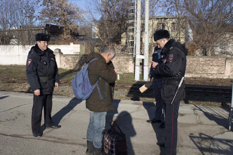 От неминуемой смерти спас полицейский упавшего на рельсы пенсионера в Пятигорске