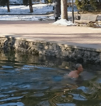 Странный человек плавал в "Зеркальном пруду" Кисловодска в холодной воде