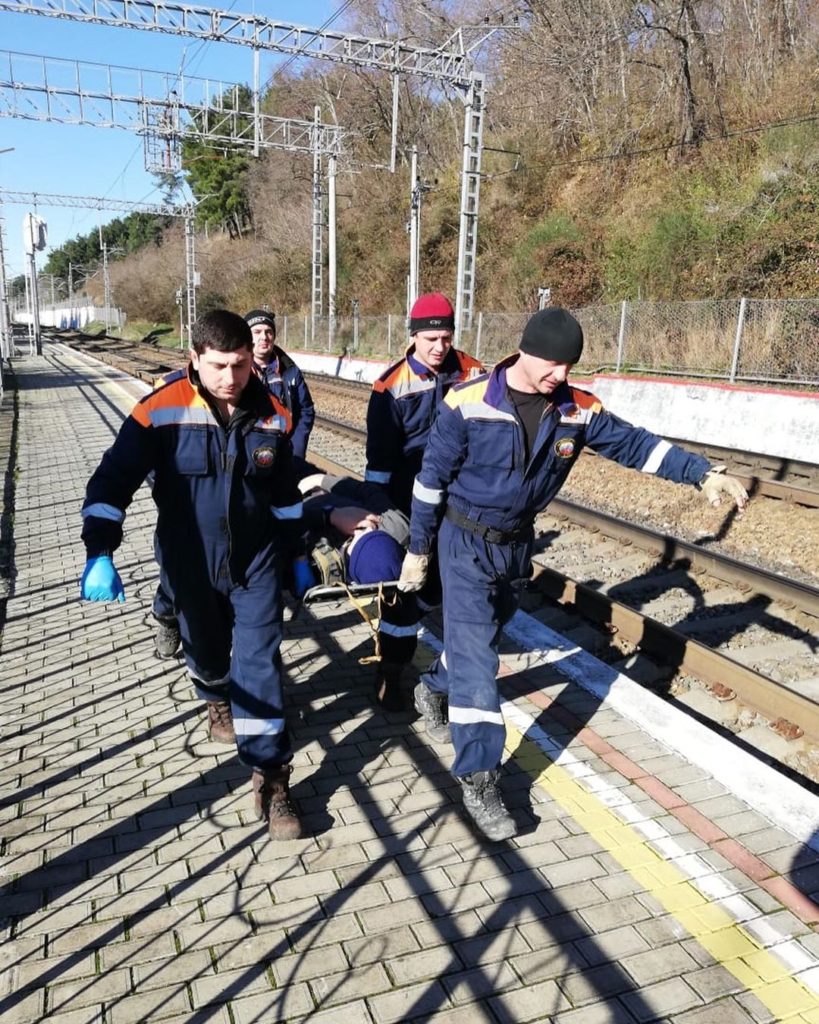 Сломавшему ногу во время бега спортсмену оказали помощь спасатели на Кубани