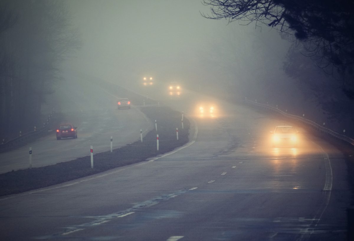 Сильный снег ночью. Дорога в тумане. Туман на трассе. Туман зимой на дороге. Плохая видимость на дороге.