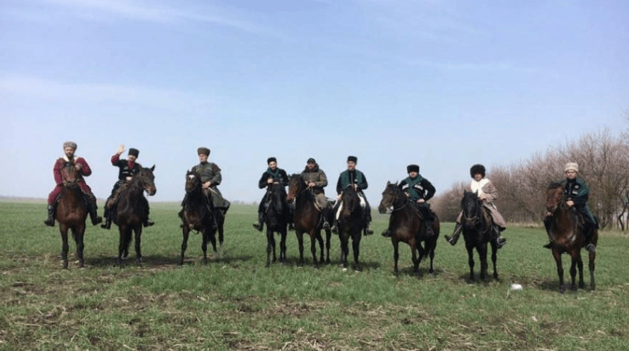 Наездники из Карачаево- Черкессии колесят по стране конным туром игнорируя карантин