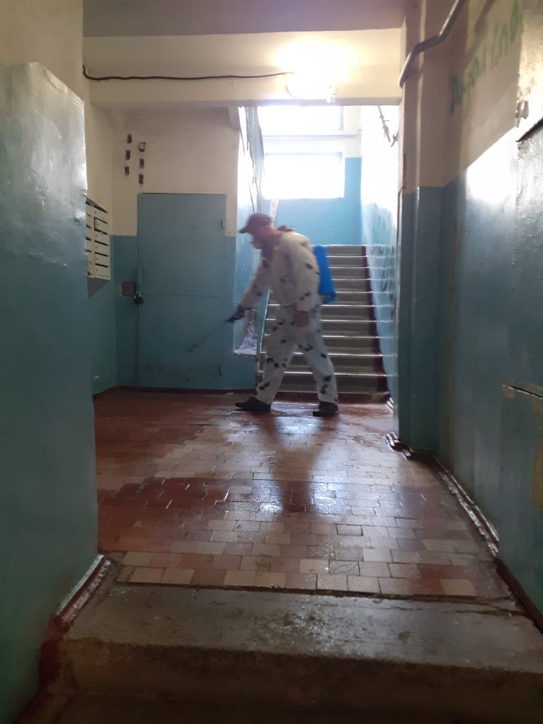 В Пятигорске обеззараживают многоэтажки от коронавируса