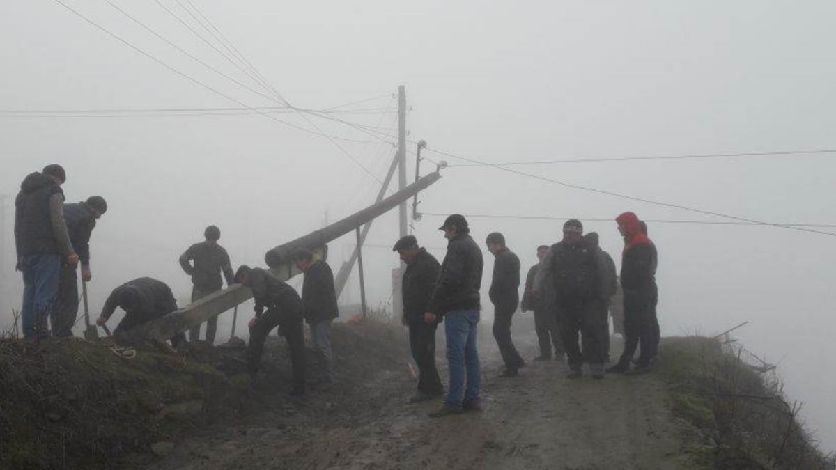 Погода село кочубей дагестан. Ураган в Дагестане. Ураган в Дагестане сейчас. Смерч в Дагестане. Линия электропередач на дереве Дагестан.