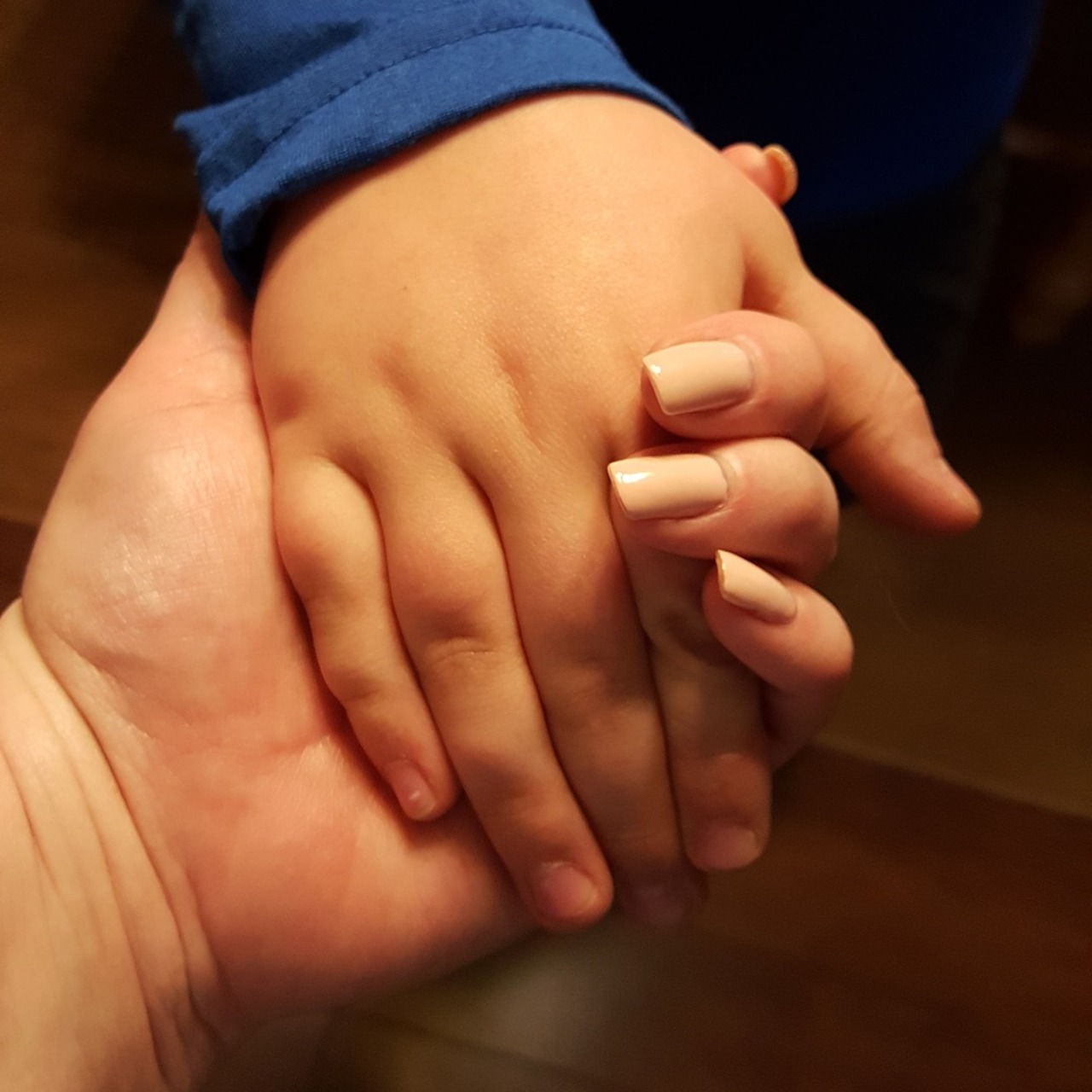 Фото рука в руке с ребенком