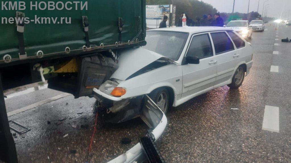 Неопытный водитель влетел в стоящий грузовик под Пятигорском