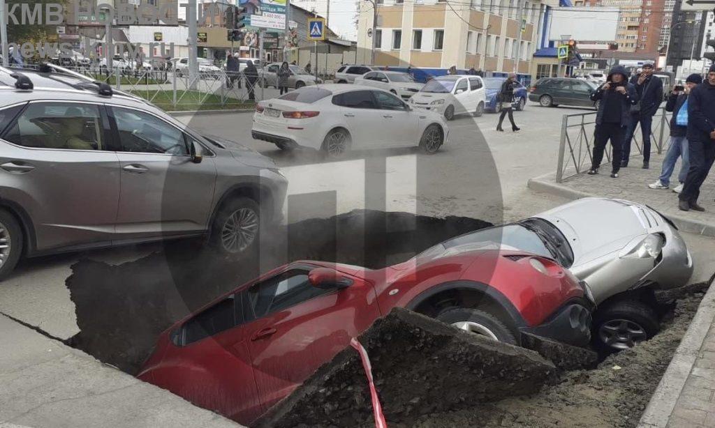Два автомобиля провалились под асфальт в Новосибирске