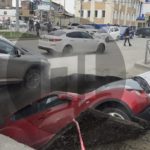 Два автомобиля провалились под асфальт в Новосибирске