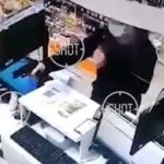 Двое грабителей в медицинских масках, угрожая пистолетом продавщице, ограбили аптеку в Питере
