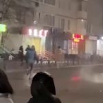 Голый мужик выпрыгнул с четвертого этажа и убежал в неизвестном направлении
