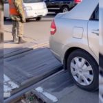 Родители оставили автомобиль с ребёнком в салоне на железнодорожных путях
