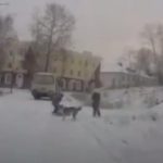 На Урале пятилетняя девочка съехала на санях под колёса автобуса