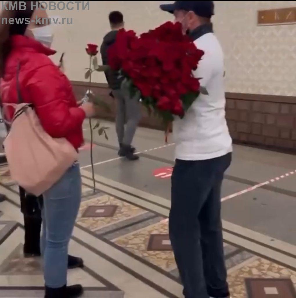 Сегодня в метро дагестанец дарил прохожим женщинам цветы и конфеты
