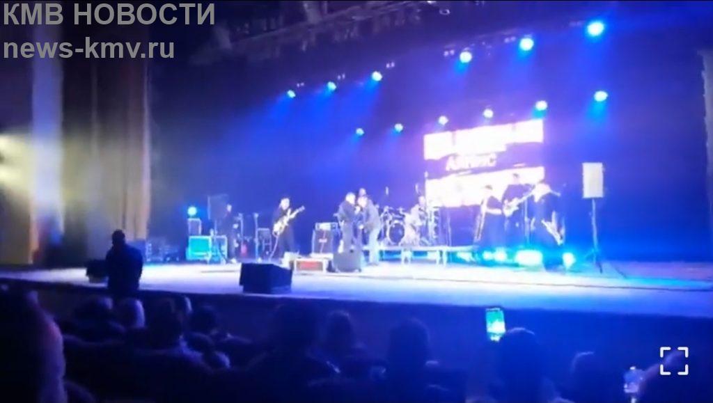 Солист группы «Ляпис Трубецкой» Сергей Михалок избил фаната на концерте