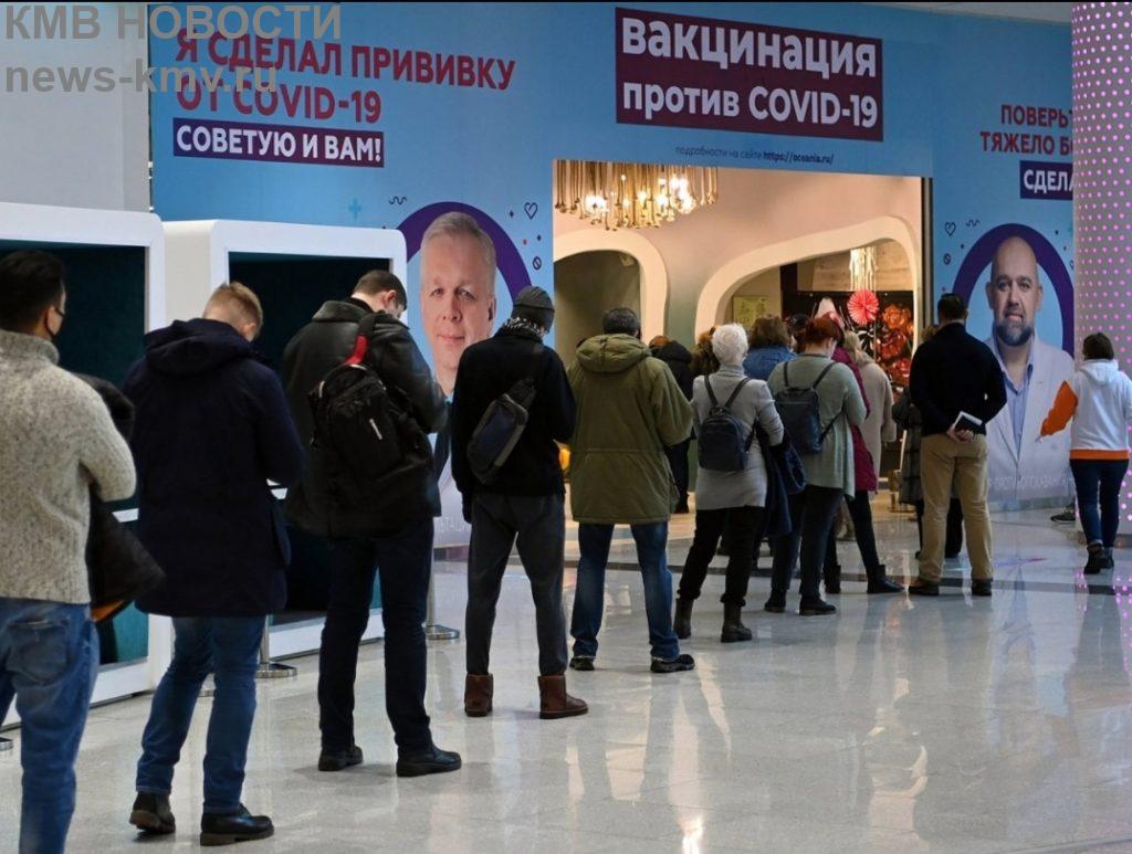 В Москве из-за очередей на вакцинацию в ТЦ направят дополнительные бригады медиков