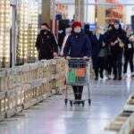 В ТЦ РИО в Кургане для людей без QR-кода сделали загон из деревянных поддонов
