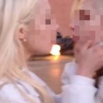 СК начал проверку видео, на котором две москвички целуются на фоне Вечного огня