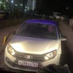 В Новороссийске таксист 15 минут не выпускал машину скорой помощи из двора