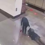Пассажирка метро украла телефон у мужчины, который умирал на перроне