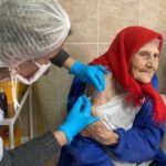 90-летняя женщина привилась от ковида на Кавказе