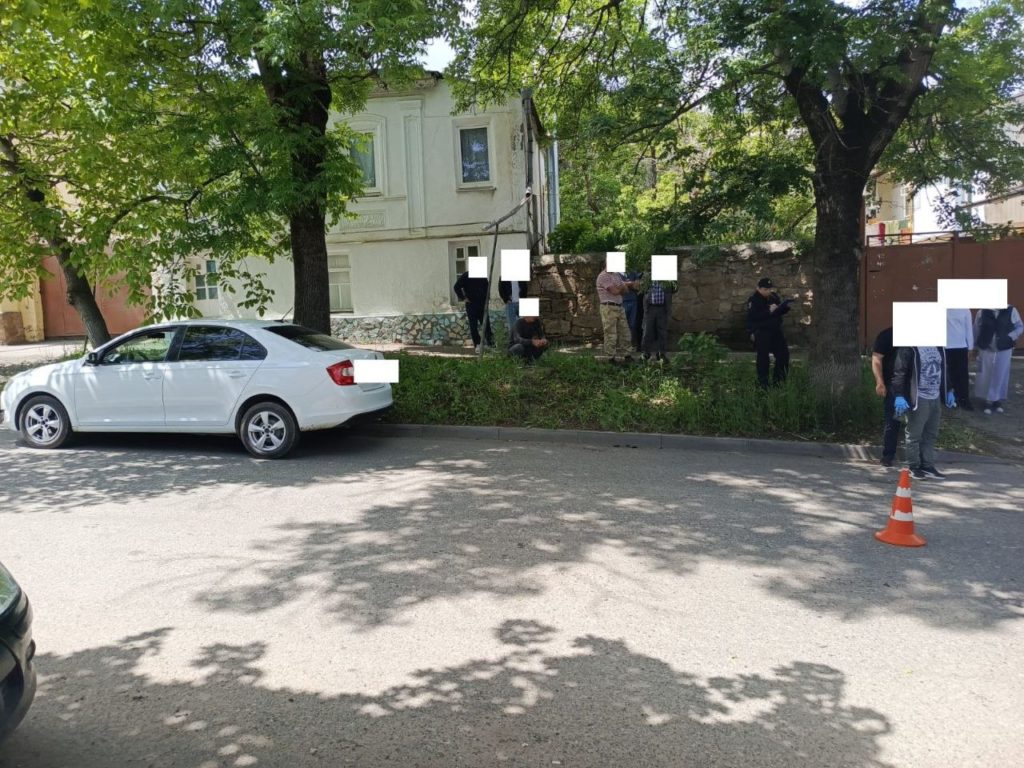 В Кисловодске школьница угодила под колеса автомобиля при попытке перейти дорогу в неустановленном месте